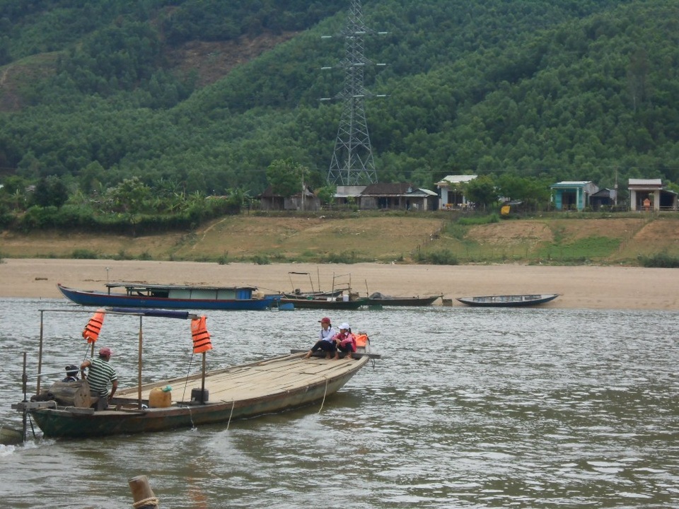 Mòn mỏi mong một cây cầu nối đôi bờ Vu Gia - 4 Nhiều phương án được đưa ra, nhiều đợt khảo sát được tiến hành nhưng người dân vẫn chờ đợi cây cầu