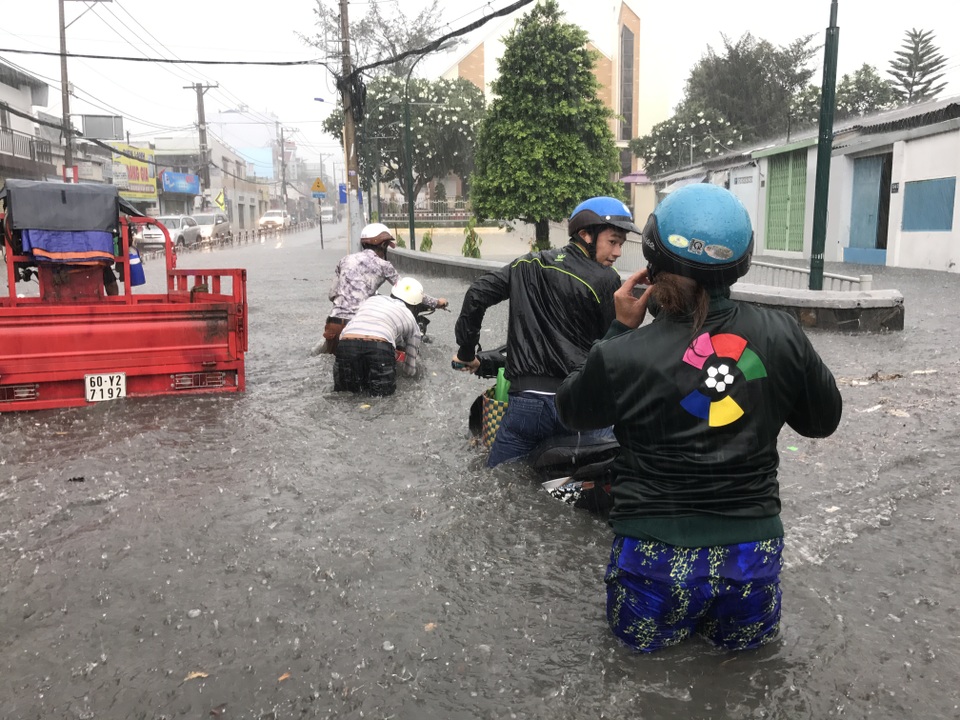 Mưa cực lớn, phía Đông Sài Gòn chìm trong biển nước - 9 Mưa cực lớn, phía Đông Sài Gòn chìm trong biển nước - 9