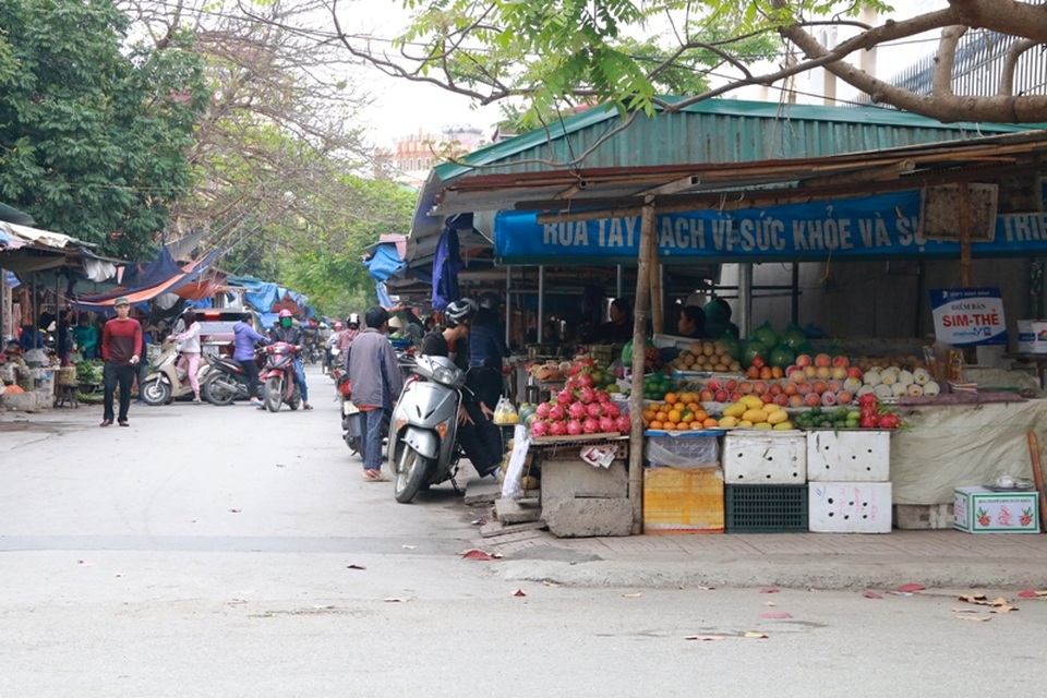 Vỉa hè bị “xẻ thịt”, phường đếm mét vuông thu phí! - 4 Từng mét vuông vỉa hè được UBND phường Phúc Thành cho thuê thu phí hàng năm.