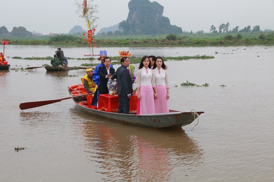 Độc đáo nghi lễ rước nước dâng tiến vua Đinh - 4 Trước ngày rước nước diễn ra, một cây tre lớn đã được cắm giữa sông Hoàng Long, có treo cờ phớn và có một vòng tròn tiêu xung quanh cây tre này. Đoàn rước sẽ đi thuyền ra điểm này thực hiện các nghi thức xin nước, sau đó lấy nước để đưa về.