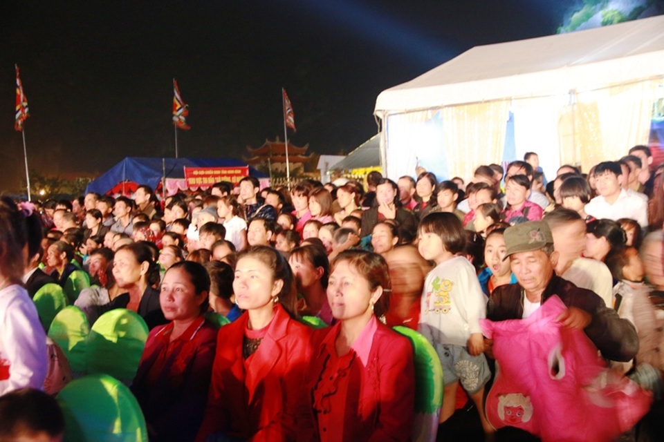 Hàng nghìn người dân đến tham dự lễ khai hội Hoa Lư năm 2017.