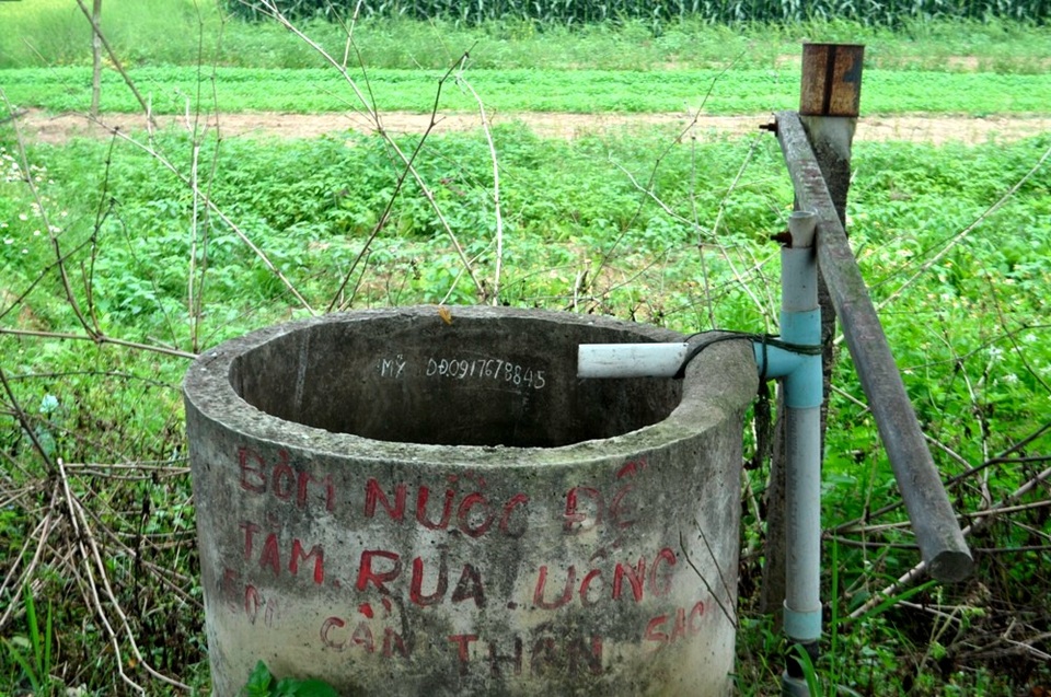 Gặp ông lão “gàn”, suốt đời vì người dưng - 4 Trên thành hệ thống bơm nước luôn có số điện thoại của ông để khi có người cần hỗ trợ