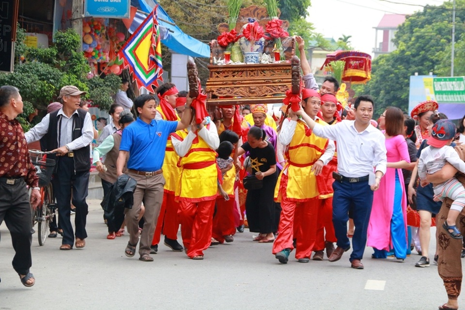 Kiệu nước đi đến đâu được người dân 2 bên đường chú ý đến đó. Trên quãng đường hơn 1km rước nước từ sông Hoàng Long về đền luôn có hàng trăm người đi theo chiếc kiệu đặc biệt này. Kiệu đi đến đâu người 2 bên đường lại nhập đoàn đi theo đến đó.