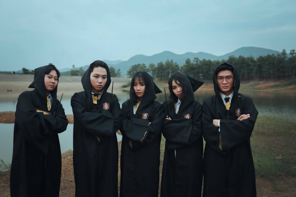 Độc đáo bộ ảnh kỷ yếu đậm chất "Harry Potter" của học sinh Hải Phòng - 2 Bộ ảnh kỷ yếu mang phong cách của bộ truyện Harry Potter đang gây được sự chú ý rất lớn từ cộng đồng mạng. Chỉ sau ít giờ đăng tải bộ ảnh đã nhận được 3.900 lượt cảm xúc cùng hàng trăm lượt chia sẻ.