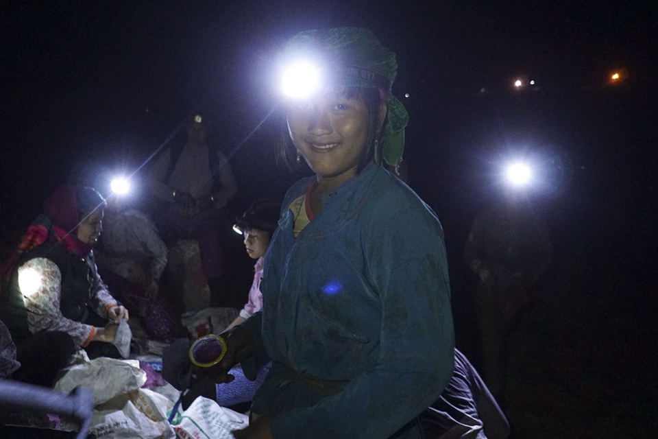 Đêm trắng ở vùng rốn quặng miền biên ải - 6 
Việc mót quặng antimon của người dân quanh khu vực xã Mậu Duệ chỉ diễn ra vào buổi đêm. Trong ảnh là cô gái Hồ Thị Mai ở thôn Ngàm Soọc, mỗi hôm cô có thể mót được 3 - 5kg quặng.