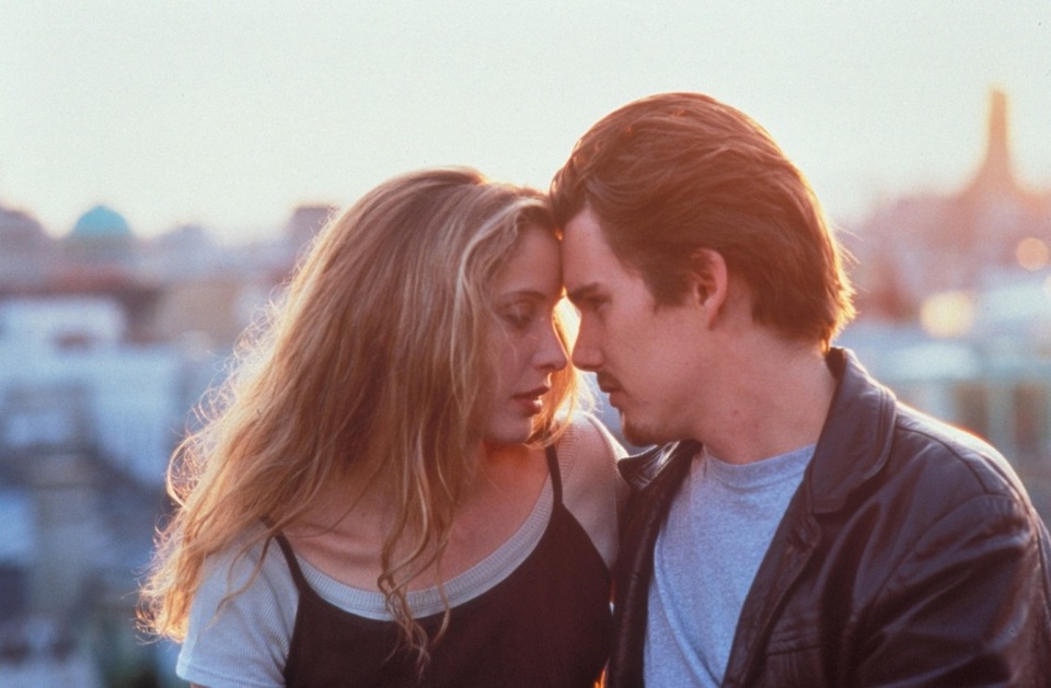 “Before Sunrise” (Trước lúc bình minh - 1995): Bộ phim này cùng với hai phần phim tiếp theo, gồm “Before Sunset” (Trước lúc hoàng hôn - 2004) và “Before Midnight” (Trước lúc nửa đêm - 2013), là những khắc họa đẹp nhất từng thấy trên màn bạc về tình yêu.