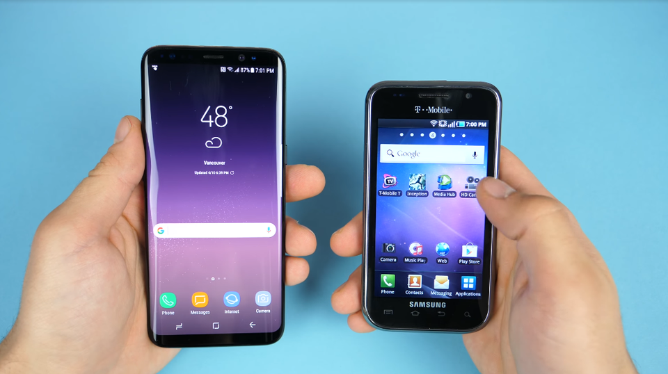 Galaxy S8 (trái) và Samsung Galaxy S có sự chênh lệch khá rõ ràng về kích thước. Trong khi Galaxy S8 có màn hình 5,8-inch; thì màn hình của Galaxy S thế hệ đầu chỉ dừng lại ở 4.