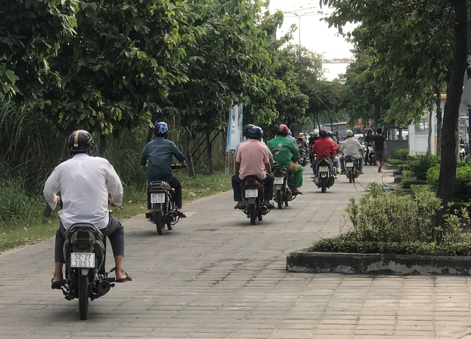 Xe cộ tấp nập chạy trên vỉa hè gần trụ sở cảnh sát giao thông - 3 Một đoạn vỉa hè đường Mai Chí Thọ tấp nập xe máy lưu thông suốt từ nhiều năm qua...