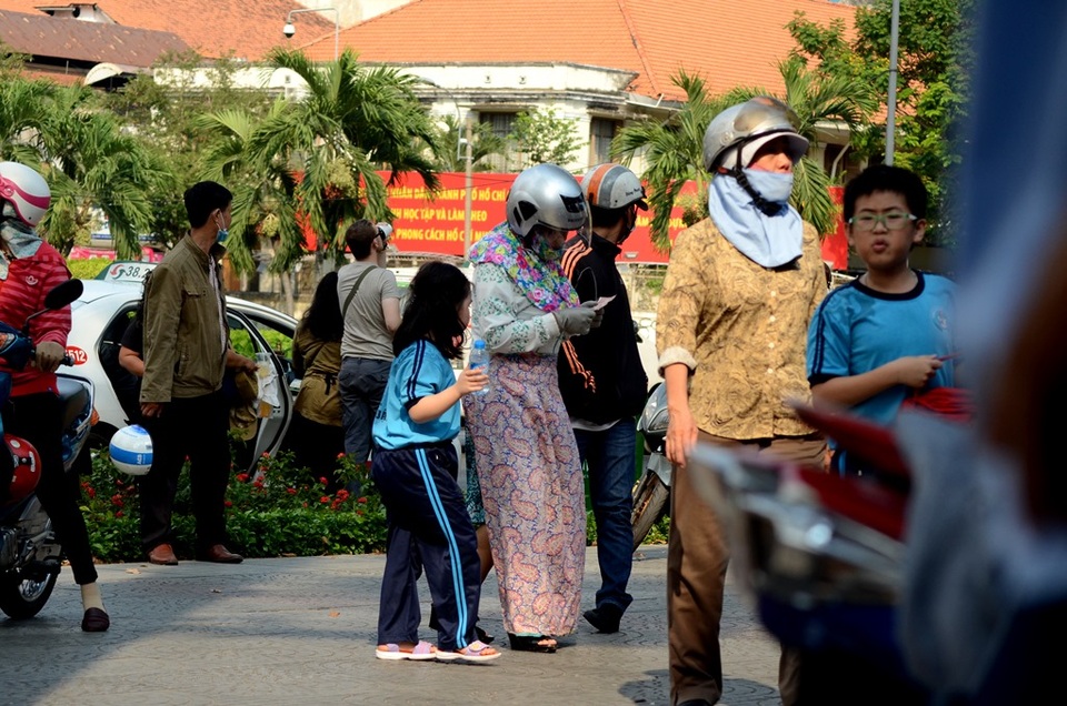 Sài Gòn nắng nóng đến nỗi… không nhận ra nhau - 2
... thì người dân Sài Gòn tìm mọi cách để đối phó.