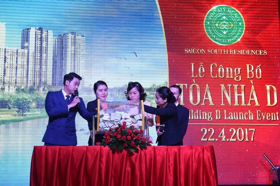 Căn hộ diện tích lớn hút hàng - 6 Hơn 800 lá phiếu được bỏ vào thùng và cho khách hàng ngẫu nhiêu lên bốc để chọn ra những người may mắn