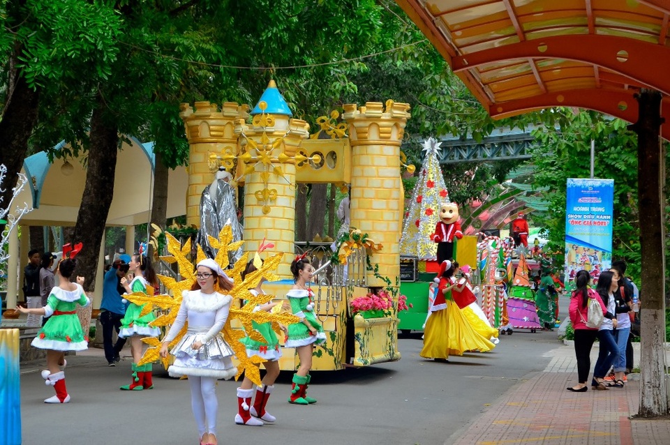 Những địa điểm tuyệt đẹp ngắm pháo hoa dịp 30/4 - 1/5 ở TP.HCM - 4 Năm nay, ngoài việc bắn pháo hoa, Đầm Sen mang đến cho du khách chuỗi sự kiện nối kết nhau mang chủ đề bốn sắc màu: Carnival, đường phố, tuổi thơ, âm nhạc.