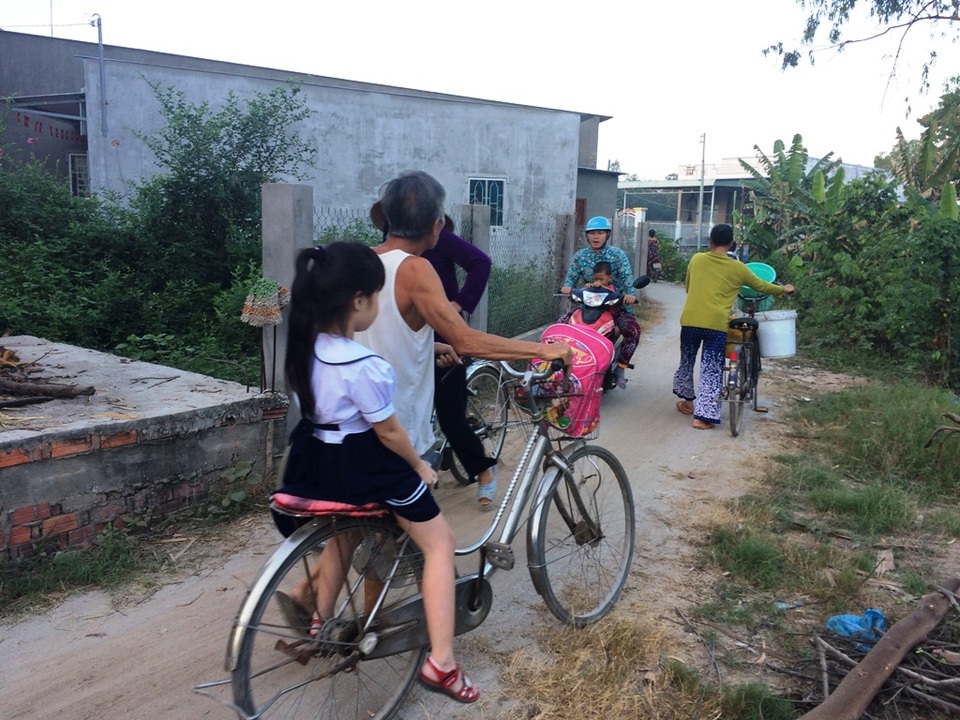 Hàng trăm học sinh trong vùng sạt lở nghiêm trọng đi học trở lại - 3 Đường dẫn vào cổng phụ trường tiêu học A Mỹ Hội Đông nhỏ, các phụ huynh phải chen nhau