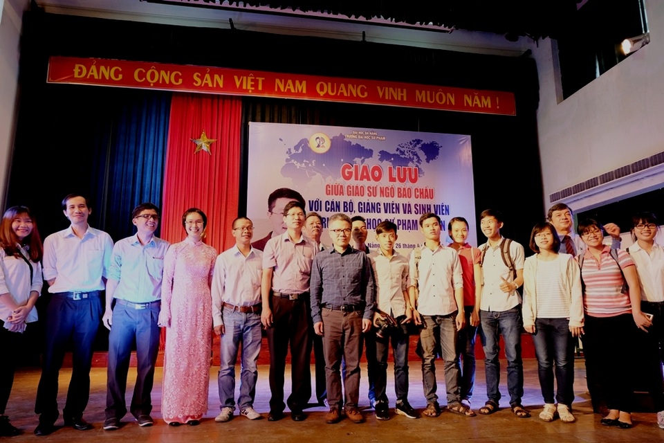GS Ngô Bảo Châu: Nên hướng nghiệp cho học sinh qua trải nghiệm thực tế - 1 GS Ngô Bảo Châu cùng các cán bộ, giảng viên, sinh viên ĐH Sư phạm Đà Nẵng