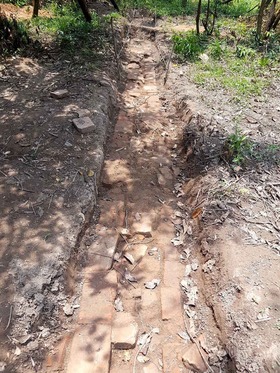 Phát hiện một đường cổ chìm trong lòng đất ở Thánh địa Mỹ Sơn - 4 Một đoạn bờ tường đường cổ đang được khai quật