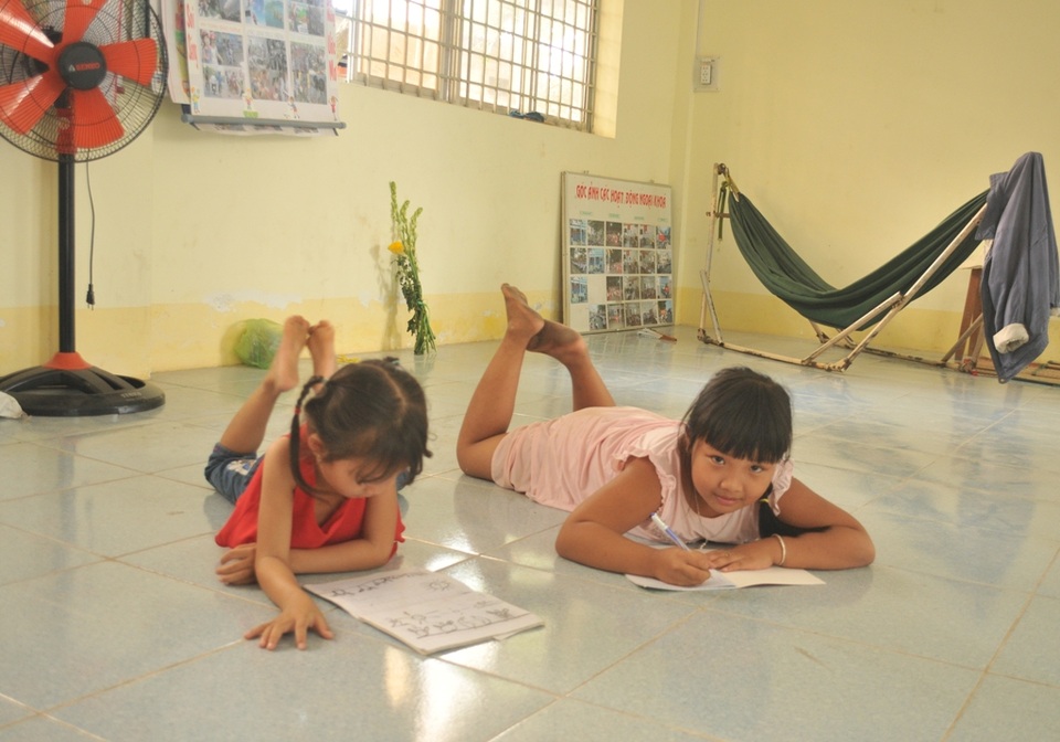 Cuộc sống vạ vật của người dân sau vụ sạt lở kinh hoàng - 5 Những đứa trẻ đang sống tạm tại trường tiểu học A Mỹ Hội Đông suốt ngày chỉ chơi trong phòng... Vì bước ra là sân trường và trước cổng là khu vực sạt lở