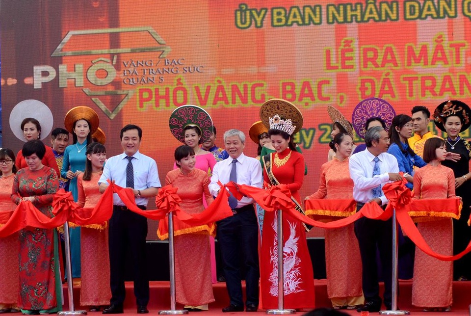 Phố vàng bạc, trang sức hút khách du lịch - 4 Ông Bùi Tá Hoàng Vũ và lãnh đạo quận 5 cắt băng khai trương khu phố vàng bạc đá trang sức quận 5.