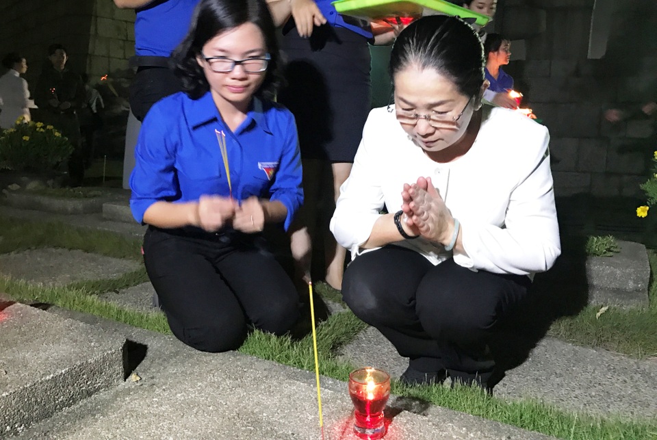 Tuổi trẻ TPHCM thắp nến tri ân các Anh hùng Liệt sĩ - 6
Phó Bí thư Thành uỷ TPHCM Võ Thị Dung đến từng mộ phần thắp nên tri ân Liệt sĩ.