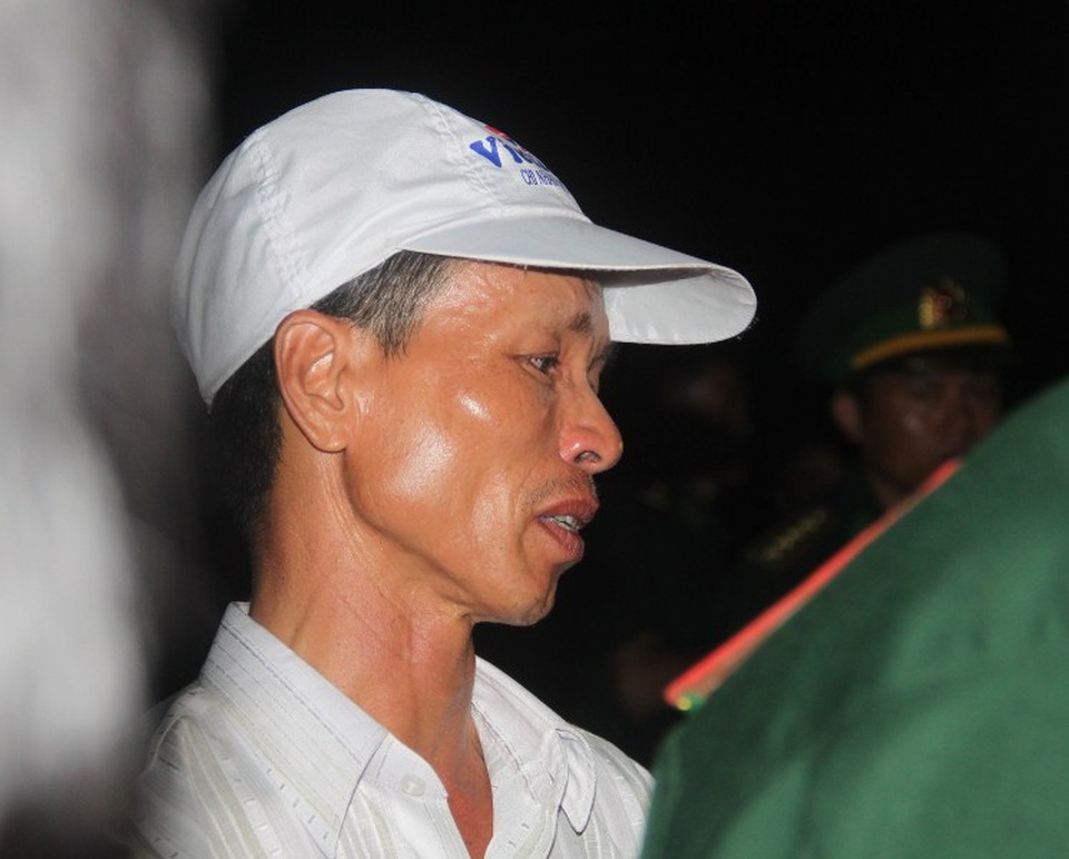 Anh Chiến (em trai ngư dân Cảnh) bật khóc khi đón thi thể anh trai