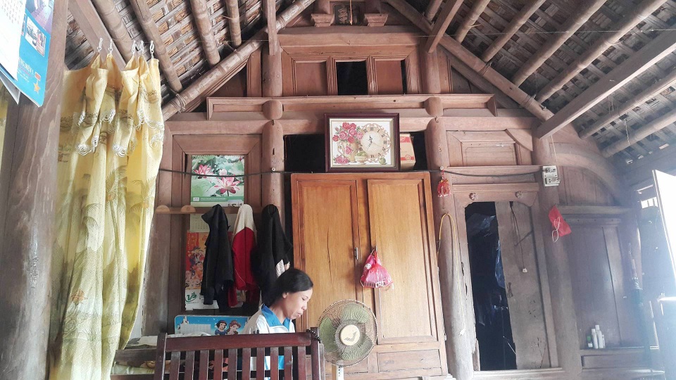 Độc đáo những ngôi nhà mái cói còn lại hiếm hoi ở Ninh Bình - 4 Những căn nhà mái cói cũng thường được xây dựng kiểu kiến trúc nhà 5 gian 2 trái đặc trưng Bắc Bộ. Thường 3 gian giữa được gia chủ dùng làm phòng khách, 2 bên còn lại kê giường, tủ. Hai trái thường được xây lồi ra bên ngoài, đây được xem như là phần kín của ngôi nhà để gia chủ dùng làm phòng ngủ hay cất giữ những thứ quan trọng trong gia đình.