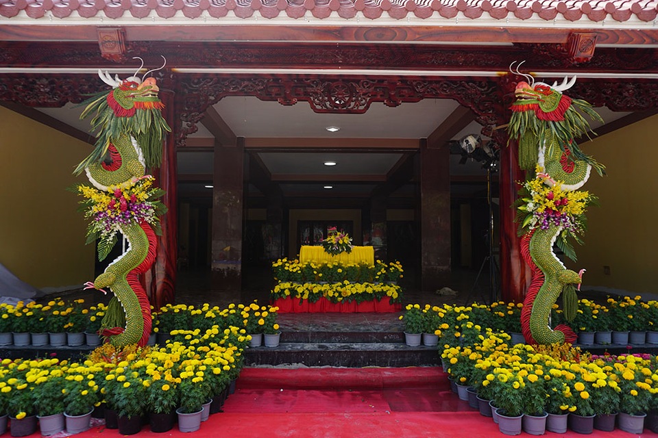 Sài Gòn rực rỡ cờ hoa đón mừng đại lễ Phật đản - 4 Lối vào chùa lộng lẫy với hoa rực rỡ.