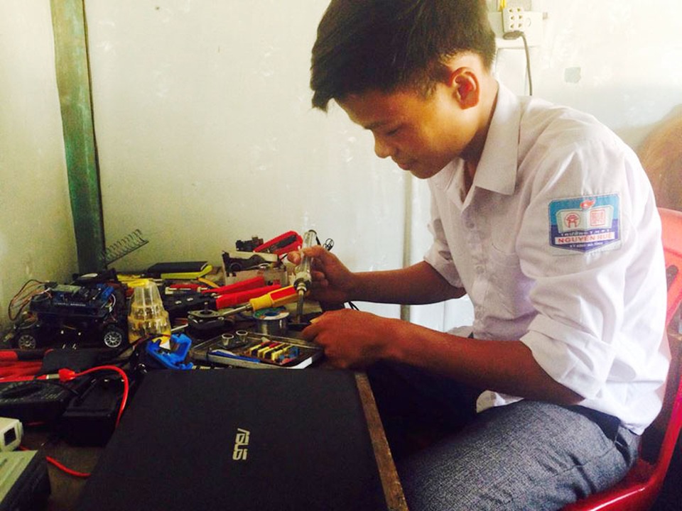 Gặp cậu học trò nghèo đoạt giải Nhì cuộc thi sáng tạo KHKT toàn miền Bắc - 4
Ngoài việc sáng chế, Lâm còn tự sửa chữa các thiết bị điện tử cho người dân trong thôn xóm.