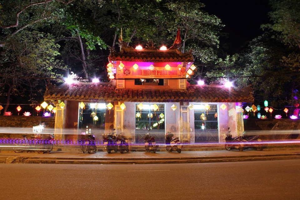 Huế rực rỡ sắc màu chào đón mùa Phật đản - 4 Các ngôi chùa, gia đình Phật tử trang trí lộng lẫy cho ngày lễ lớn