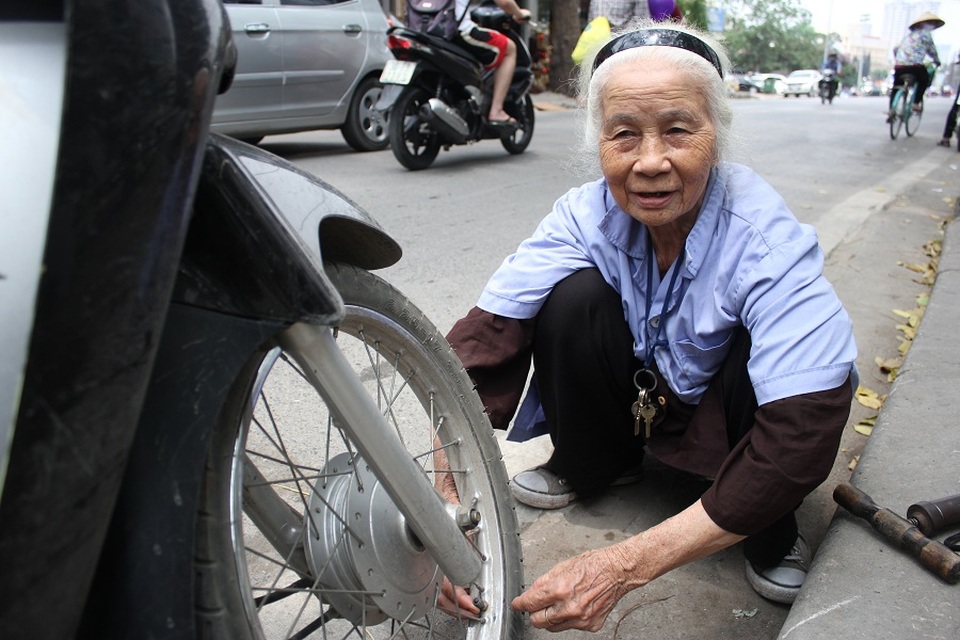 Dù đã gần 90 tuổi nhưng cụ vẫn thuần thục bơm, vá xe không khác gì thợ lành nghề, chuyên nghiệp. (Ảnh: Hà Trang)