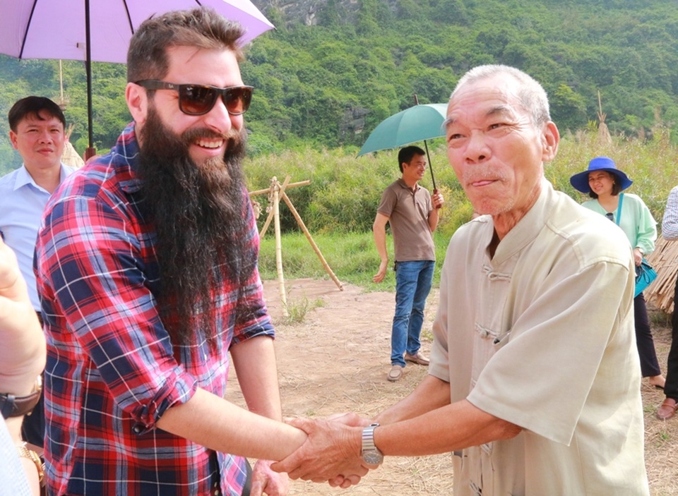 Đạo diễn phim Kong thăm nhà “Tộc trưởng thổ dân” - 3 Trước khi đến tận nhà riêng thăm hỏi, Đại sứ du lịch Việt Nam cũng đã gặp ông Tộc trưởng Lâm tại làng thổ dân trong phim trường Kong (khu du lịch Tràng An)