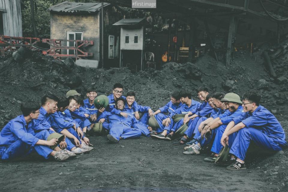 Ảnh kỷ yếu “Thợ mỏ” đậm chất quê hương của học sinh Quảng Ninh - 4 Trong quá trình thực hiện bộ ảnh, việc được đến tận nơi thực hiện đã giúp 38 thành viên hiểu hơn được sự khó khăn, vất vả của công việc này, “một màu đen của than bụi nhưng khi nhắc đến thì chỉ có niềm tự hào”, Phương Linh nói.