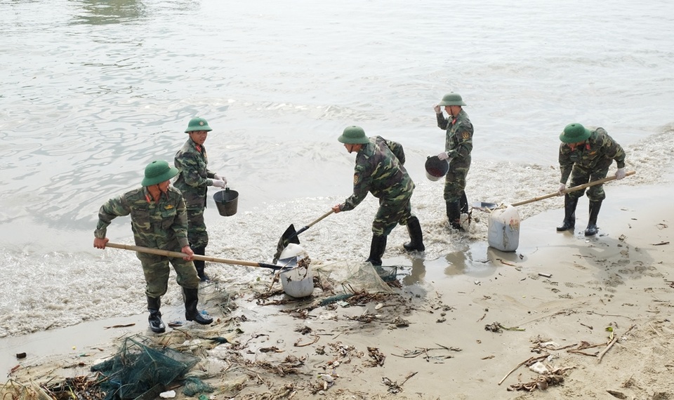 Việt Nam, Hoa Kỳ cùng diễn tập ứng phó sự cố tràn dầu trên sông Hàn - 4 Vừa vây thu gom dầu tràn trên mặt nước, vừa triển khai lực lượng thu gom dầu tràn vào bờ
