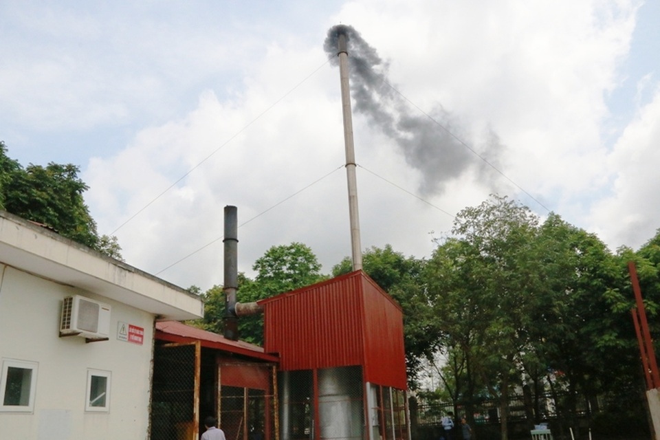 Lò đốt rác bệnh viện cải tạo xong, vừa vận hành thử dân đã chạy tán loạn! - 3 Bệnh viện thông báo cải tạo xong nhưng ống khói của lò đốt vẫn thải ra khói đen kịt, mùi khét lẹt.