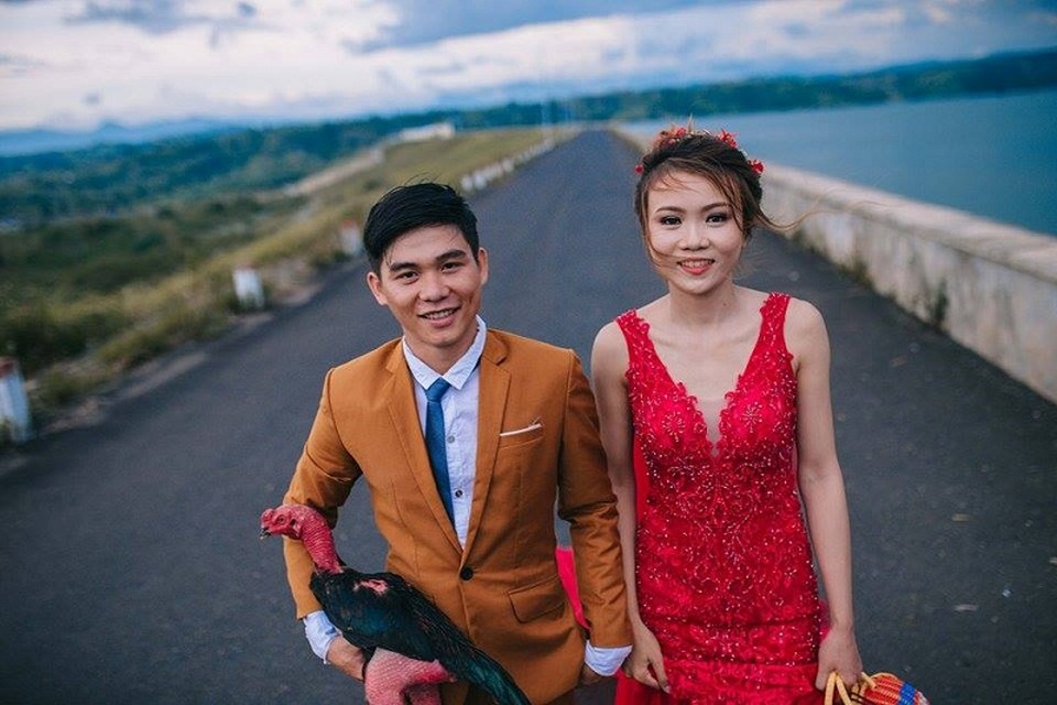 Chú rể mê gà chọi, ảnh cưới cũng không thể thiếu "vật cưng" - 6 Về phía cô dâu Huỳnh Thị Ý Chung, khi nghe về ý tưởng của bộ ảnh cưới đã nhanh chóng đồng ý, thậm chí Ý Chung còn chủ động đề nghị chuẩn bị một cái giỏ thật đẹp để làm phụ kiện cho chú gà.