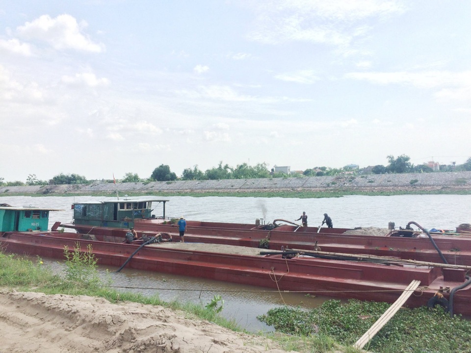 Ninh Bình "loạn" bãi cát "lậu"! - 4 Ghi nhận của PV Dân trí dù bị xử phạt, nhưng các bãi cát vẫn tập kết cát để kinh doanh, ngang nhiên vi phạm luật, thách thức cơ quan chức năng.