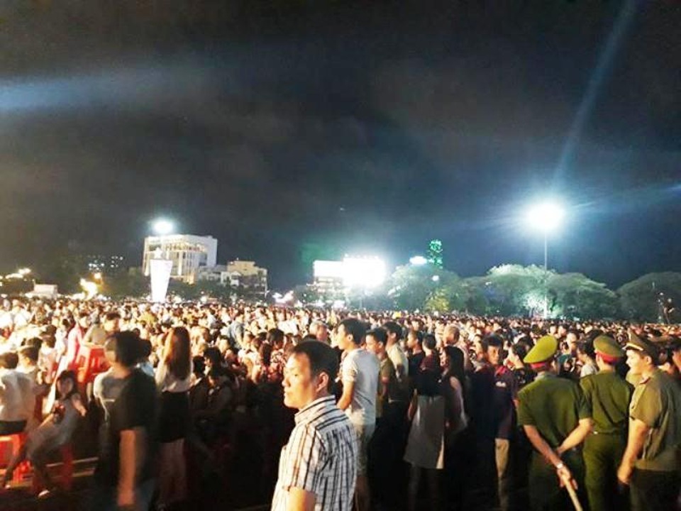 Khánh thành Tượng đài cha con Bác Hồ trên quê hương Bình Định - 7
Hàng nghìn người dân, du khách tới dự lễ khánh thành tượng đài.