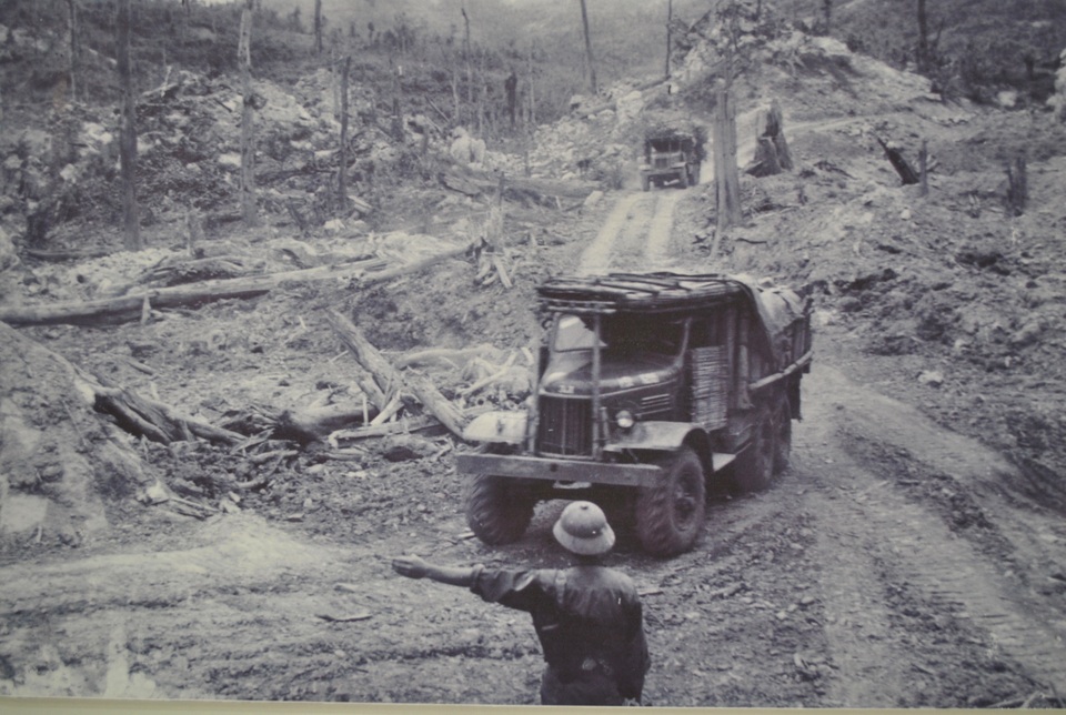 Bất chấp mưa bom, lửa đạn và hóa chất ngày đêm cày xới, từng đoàn xe vẫn hăng hái ra chiến trường