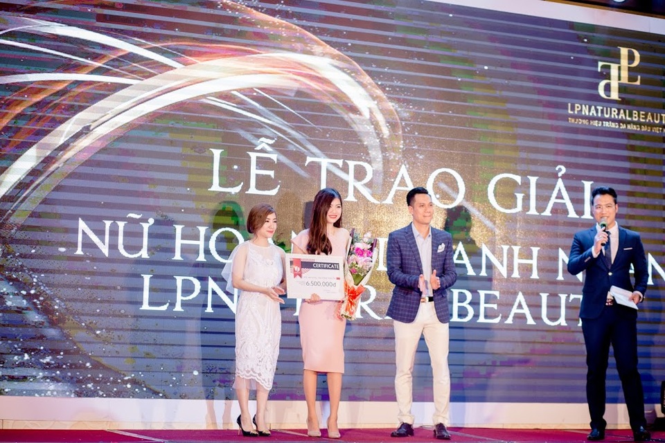 Phan Hải – "Người phán xử" bỗng chốc trở thành "Người khó xử" trước dàn doanh nhân xinh đẹp - 5 Diễn viên Việt Anh và giám đốc Nhật Linh trao giải “ Nữ hoàng doanh nhân” cho hai nữ đại lý tài sắc vẹn toàn của LP Natural Beauty Viet Nam