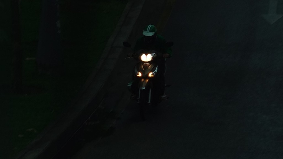 Mưa bão diễn biến bất thường, người dân nên cẩn thận khi di chuyển trên đường.