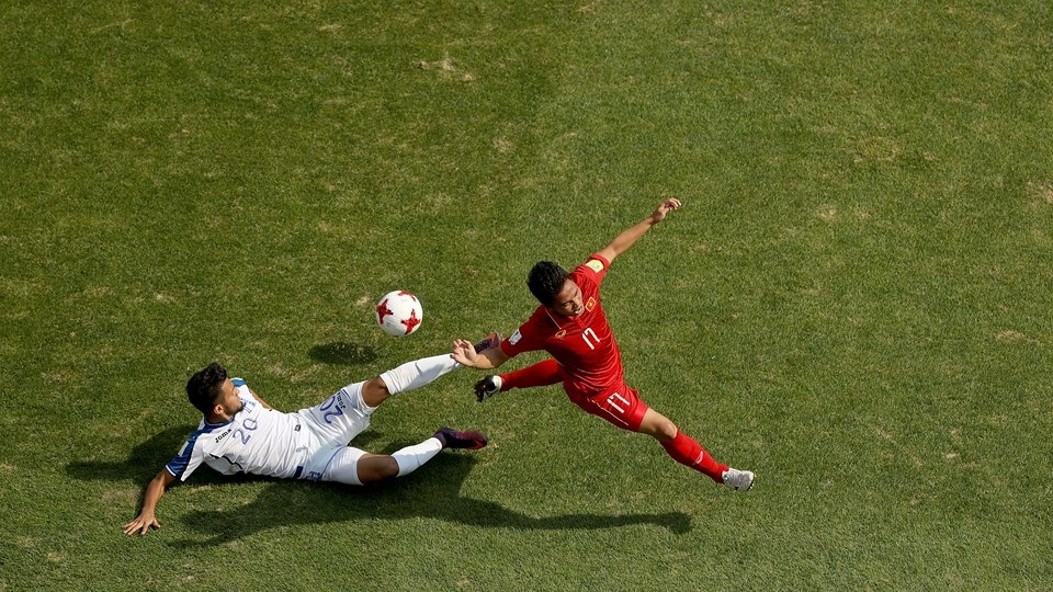 Khoảnh khắc đẹp trong ngày U20 Việt Nam chia tay giấc mơ World Cup - 22
Tình huống cầu thủ Honduras chơi thô bạo với Trần Thành