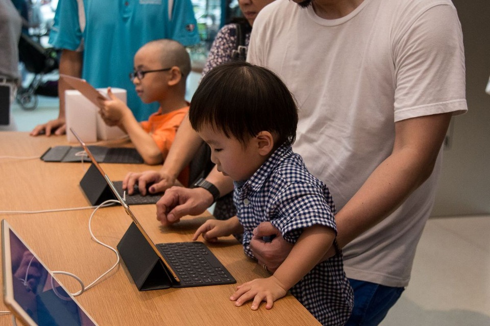 Apple ra mắt cửa hàng đầu tiên tại khu vực Đông Nam Á - 4 Nhiều người tỏ ra vô cùng thích thú với các sản phẩm mới được công ty trưng bày tại đây.