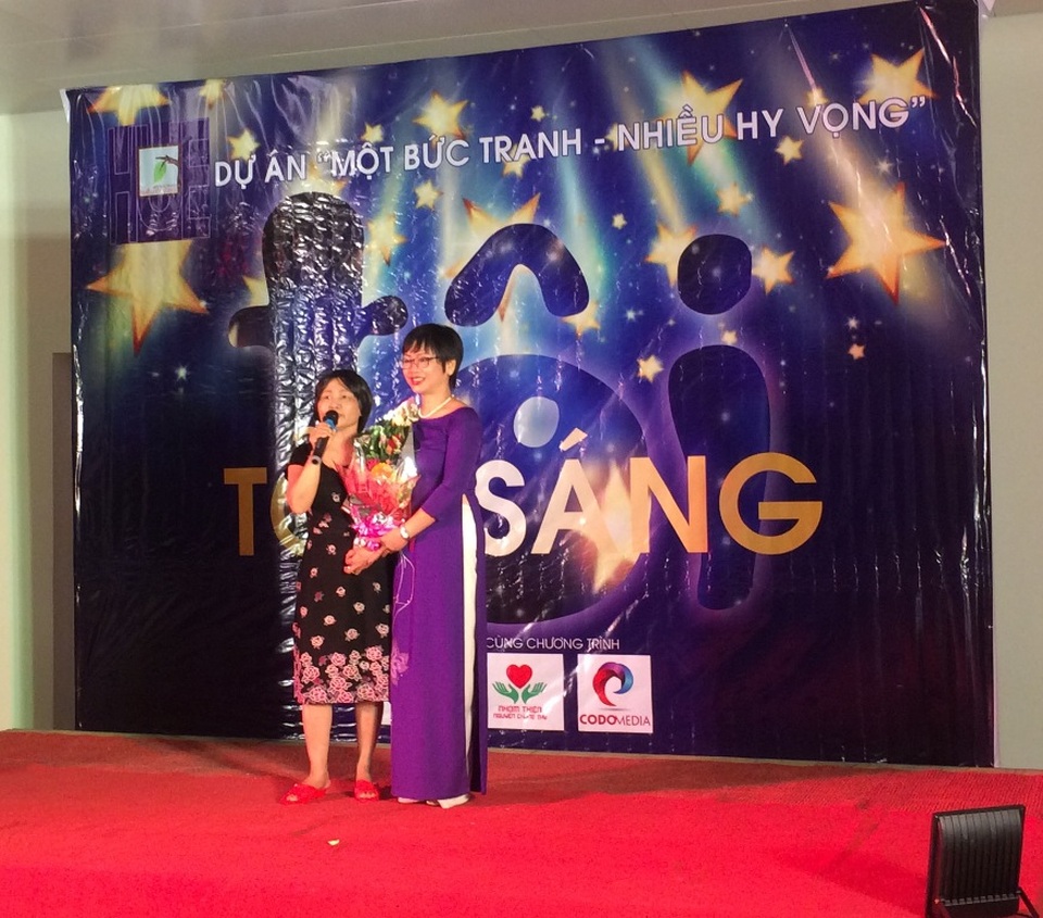 Tiếng hát xoa dịu nỗi đau cho bệnh nhân ung thư - 4 Tặng hoa cho các nữ bệnh nhân