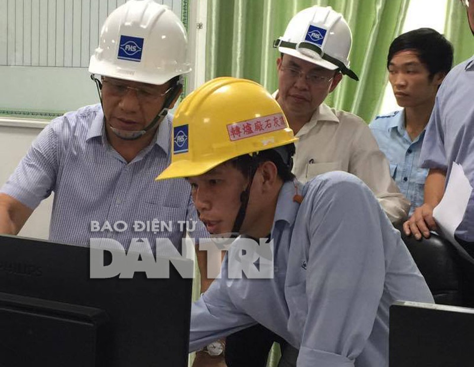 Đoàn công tác tỉnh Hà Tĩnh thị sát hiện trường vụ nổ tại Formosa - 5 
Lãnh đạo tỉnh Hà Tĩnh nghe cán bộ kỹ thuật của Formosa thông tin tình hình hoạt động của lò luyện vôi trước khi vụ nổ xảy ra.