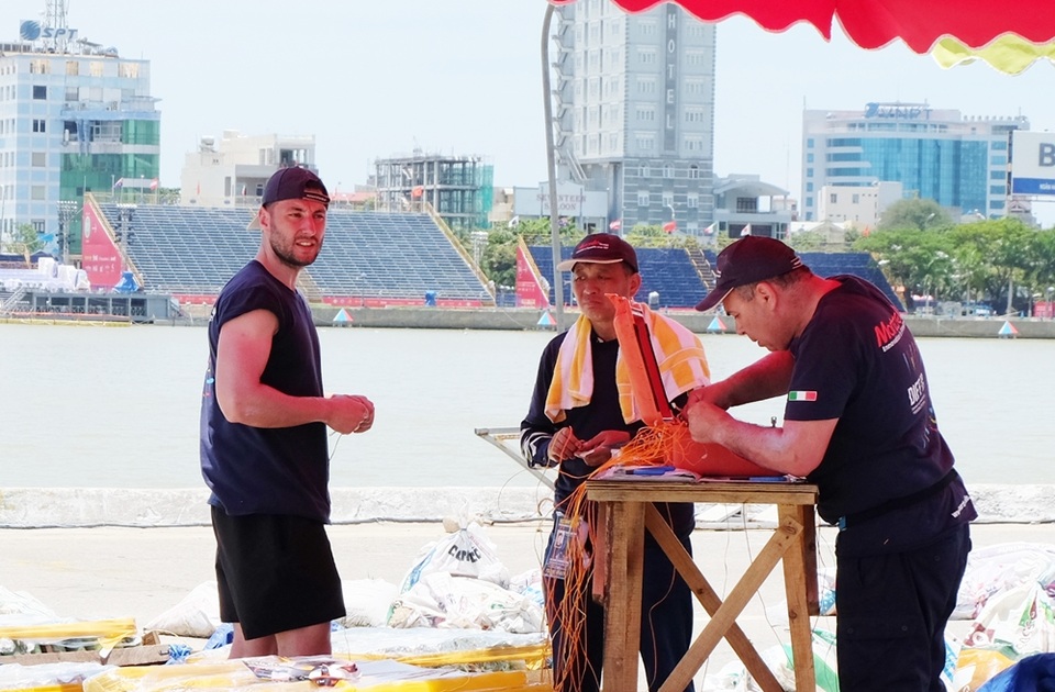 Hai "cao thủ" pháo hoa hé lộ kịch bản trước đêm Thủy - 1 Các đội thi đến từ Úc và ý đang tất bật chuẩn bị cho màn trình diễn trong đêm pháo hoa mang tên hành Thủy vào tối 3/6 tới