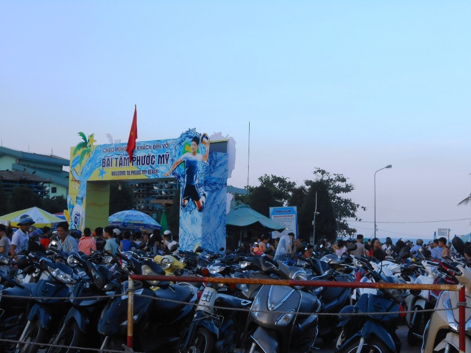 Quá nóng, người dân đổ xô đi tắm biển “hạ hỏa” - 2
Các bãi giữ xe luôn trong tình trạng quá tải, người dân phải xếp hàng để tìm được chỗ gửi xe.