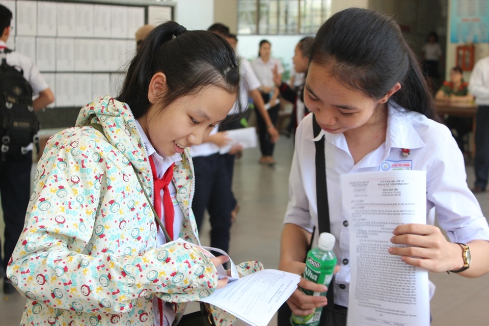 Đề Văn “điểm” đúng thực trạng học vẹt, thí sinh tâm đắc - 2
Thí sinh trao đổi về bài làm sau buổi thi môn Văn