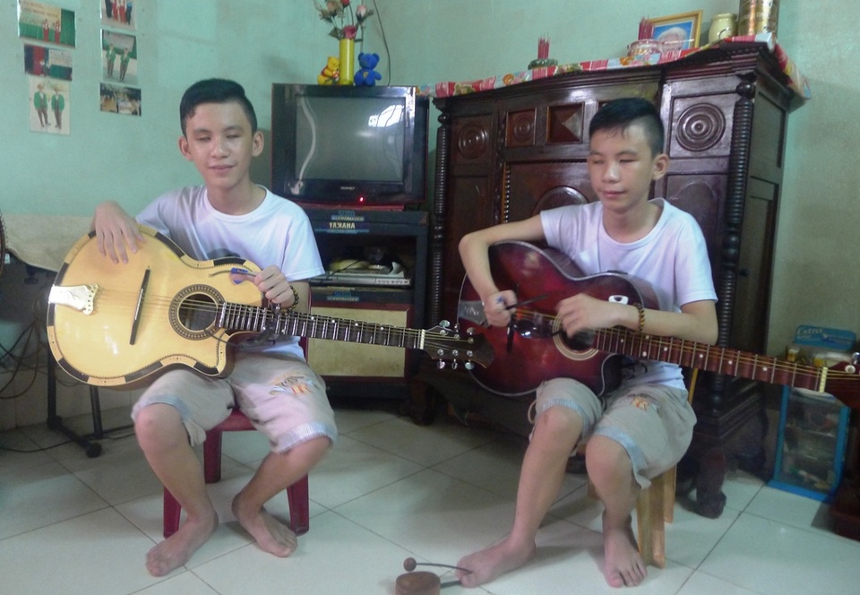 Tiếng đàn xót xa của hai anh em sinh đôi mù lòa - 4 Hai anh em Trường (bên trái), Thọ (bên phải) ngoài đam mê học đàn cổ nhạc, hai anh em còn thích học đàn organ... nhưng cây đàn hai em tập từ bé đã bị hư phím