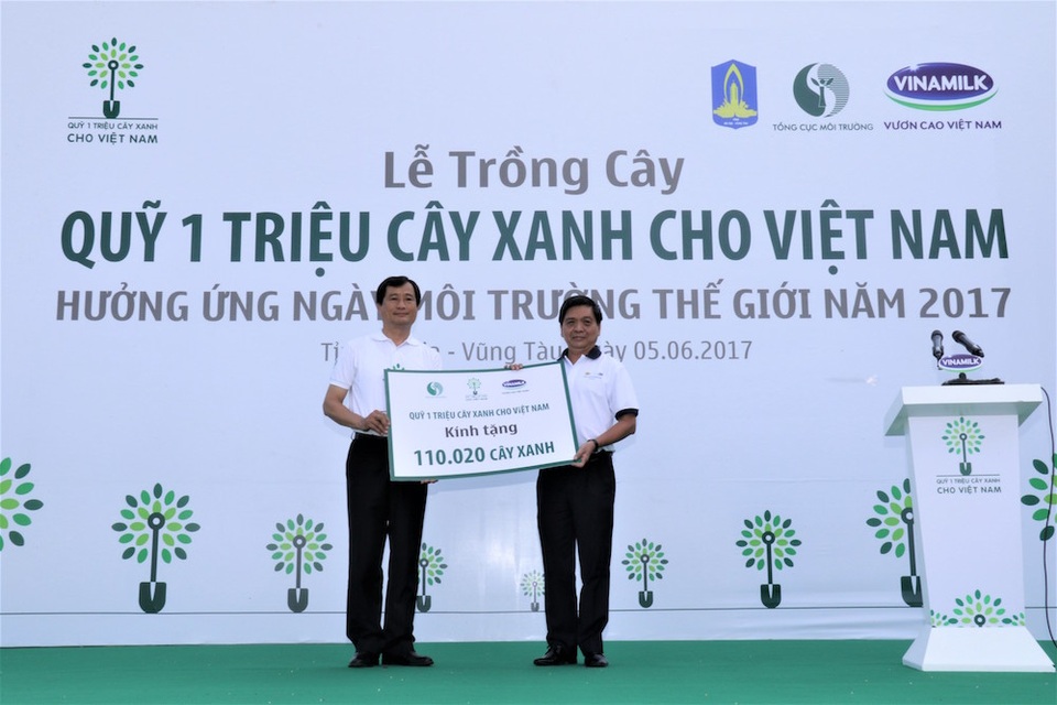 110.000 cây xanh bổ sung Quỹ 1 triệu cây xanh cho Việt Nam - 1 Ông Lê Tuấn Quốc – Phó Chủ tịch UBND Tỉnh Bà Rịa Vũng Tàu đón nhận bảng tượng trưng tặng cây xanh do ông Trần Minh Văn - Giám Đốc Điều Hành Công ty Vinamilk trao tặng