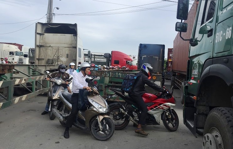 Kẹt xe kinh hoàng từ đêm qua đến chiều nay - 7
Xe máy luồn lách nguy hiểm giữa dòng xe tải, xe container... để tìm lối thoát.