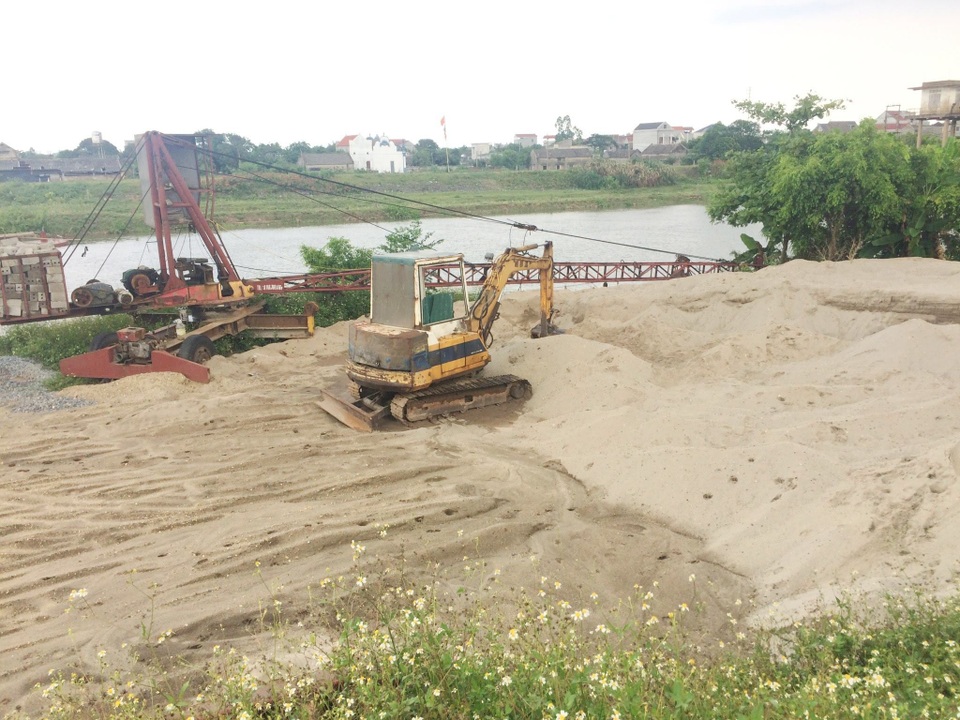 Dẹp bỏ các bãi cát không phép ven sông Đáy sau phản ánh của Báo Dân trí - 4 Bãi cát lậu hộ ông Trần Văn Quyết cũng đã bị hạ cẩu, yêu cầu dừng hoạt động, giải tỏa trả lại nguyên hiện trạng ban đầu cho hành lang thoát lũ bảo vệ đê.