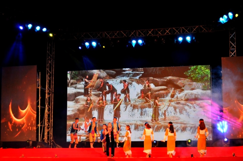 Tốp ca đàn đá đêm nay do đoàn nghệ thuật khu di sản Mỹ Sơn trình bày