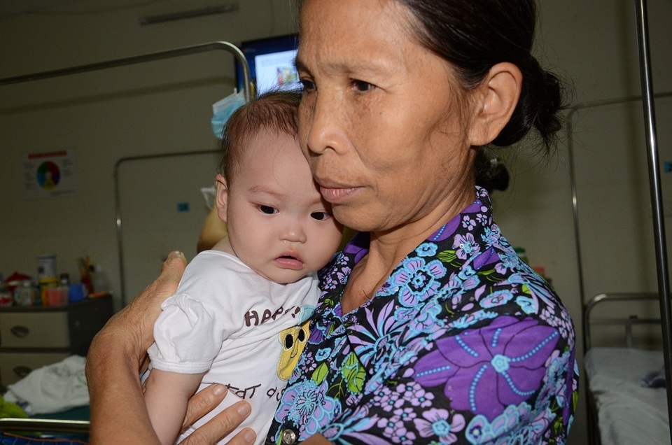 Tiếng khóc xé lòng của bé 9 tháng tuổi bị ung thư máu cấp - 5
Cơ hội sống của bé Huyền Thư vẫn còn nếu được ghép tủy khi đủ tuổi và đủ tiền, nhưng thực sự đó là ước mơ xa vời khi bố mẹ em quá nghèo khó